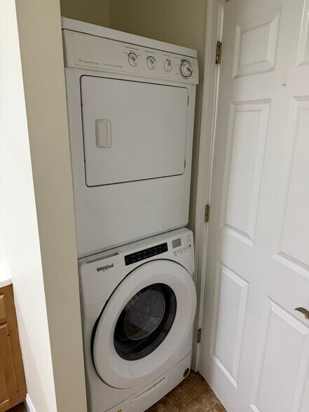 Building Photo - 380 Main St