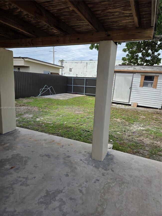 Building Photo - 310 SW 69th Ave