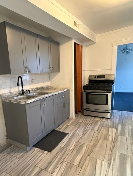 Building Photo - 9727 Dequindre St