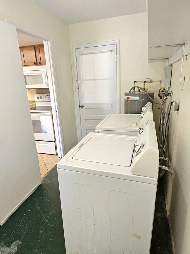 Building Photo - Annual Unfurnished 2 Bedroom 2 Bathroom Duplex with a Carport on Venice Island!