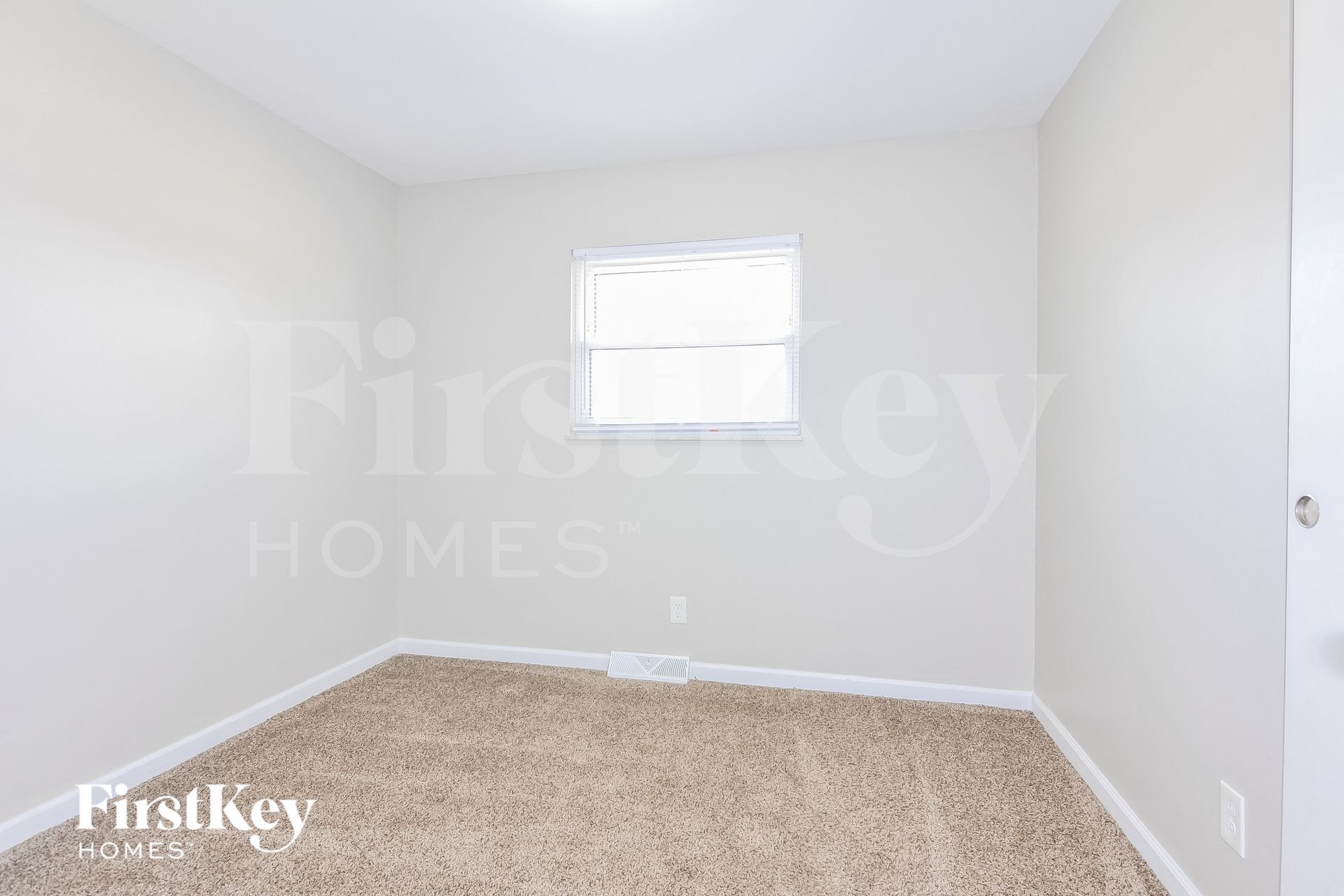 Building Photo - 8 Oak Dr