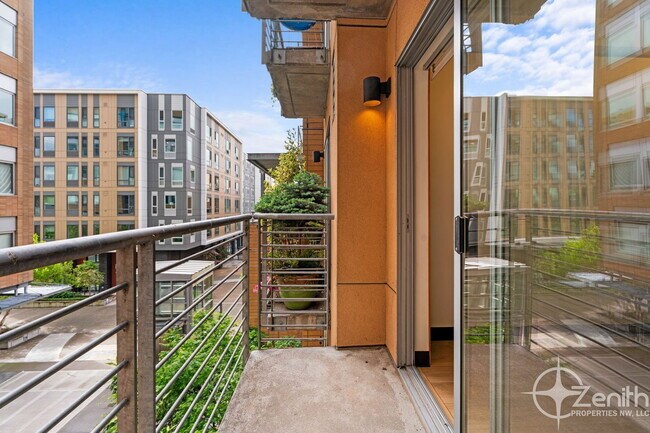 Building Photo - 701 Columbia St