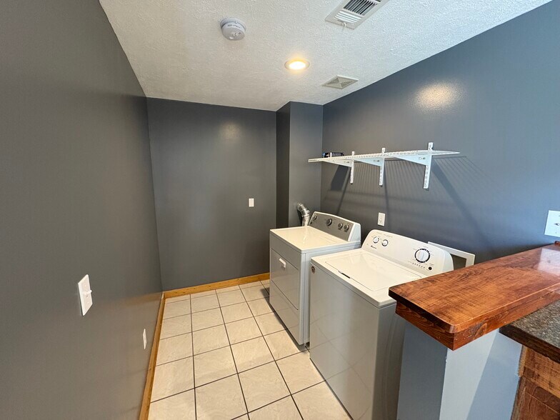 Building Photo - 1060 3rd St NW