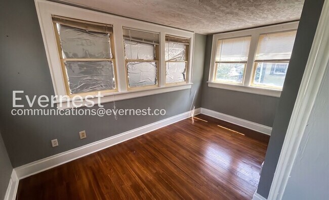Building Photo - Spacious 4 Bed, 2 Bath Home with Fenced Yard and Stainless Steel Appliances | Pet Friendly | Avai...