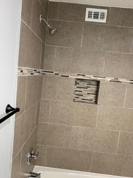 Building Photo - 1900 Peach Ave