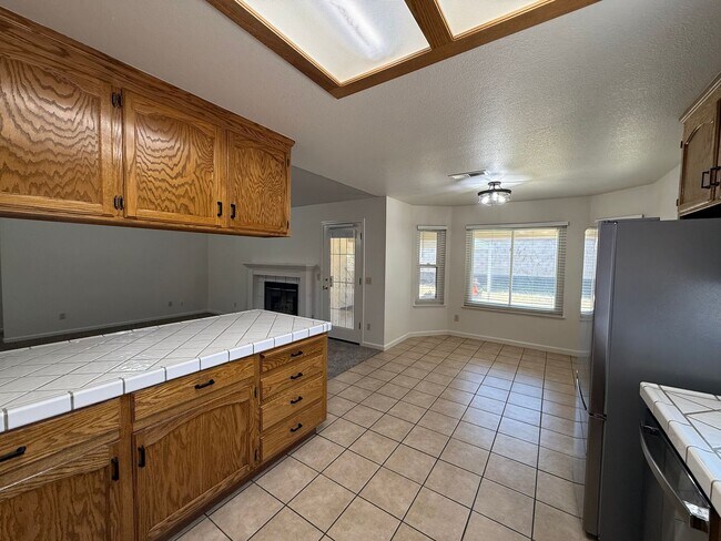 Building Photo - Single Story home in Riverbank's Crossroads Subdivision!