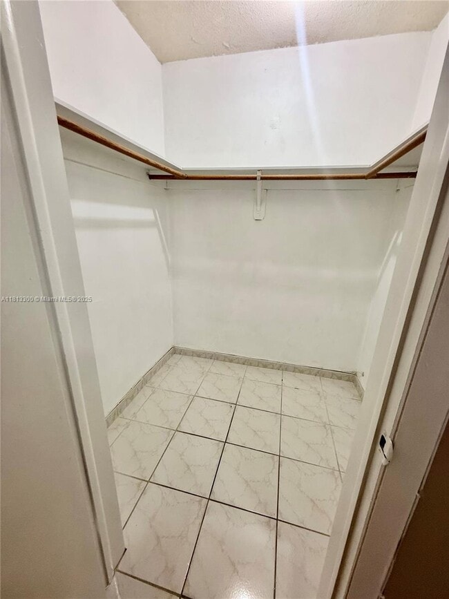 Building Photo - 1100 W 35th St