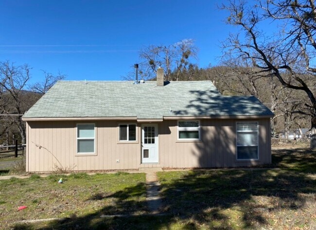 Building Photo - Horse property on 2.8 acres in Ruch with 2...
