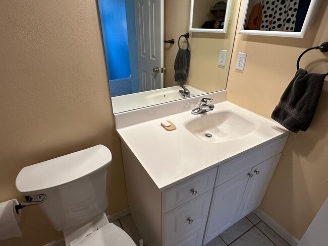 Building Photo - End Unit Townhouse for Rent