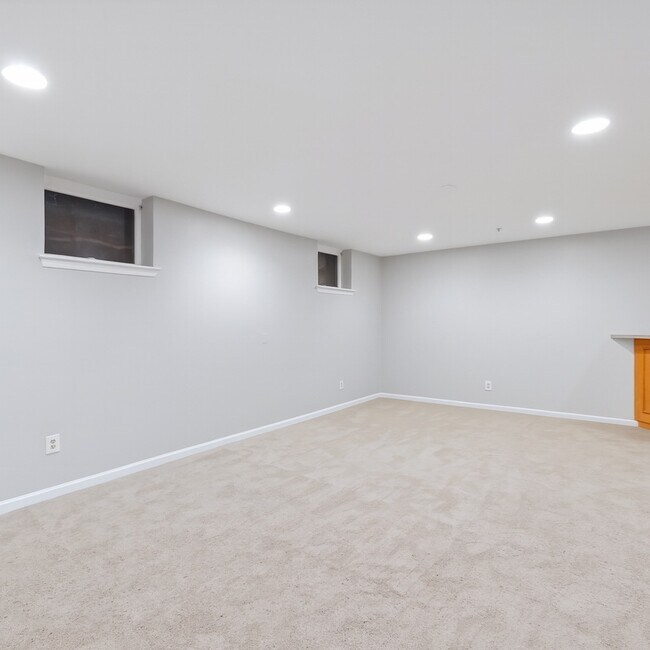 Building Photo - 9401 Rosmarin Way