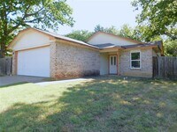 Building Photo - 404 Pace Dr