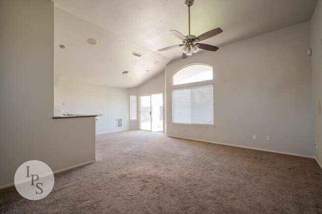Building Photo - North West Fresno Home, 3BR/2BA, Built 1995 - Lots of Amenities!