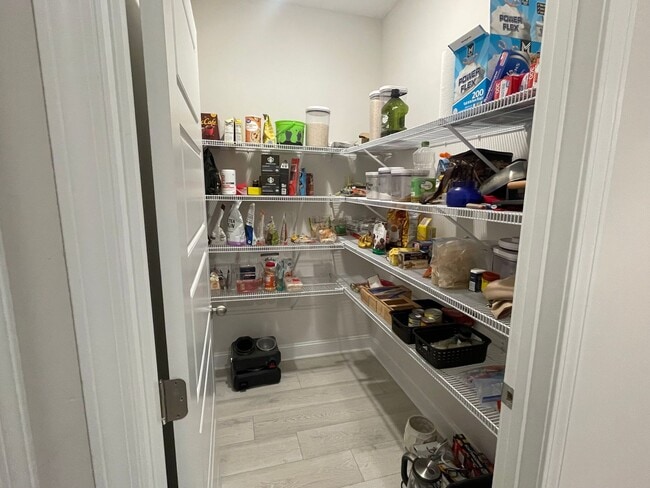 Building Photo - 4 Bedroom Pet Friendly Home For Rent with Club House, Comm. Pool, & Comm Gym Access!