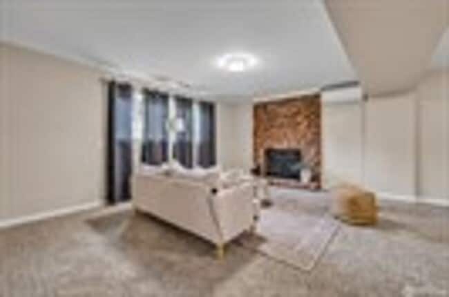 Building Photo - Move-In Ready 5-Bed on a Quiet Kingsgate Cul-de-Sac