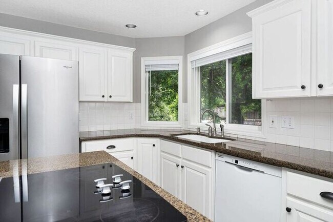 Building Photo - Stunning 4 bedroom, 2.5 bathroom home!! Must See!!
