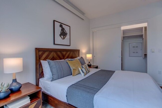 Building Photo - Luxury One Bedroom on Division near Salt &...