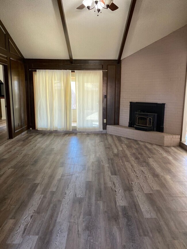 Building Photo - Eastside Beauty with an updated kitchen and sunroom
