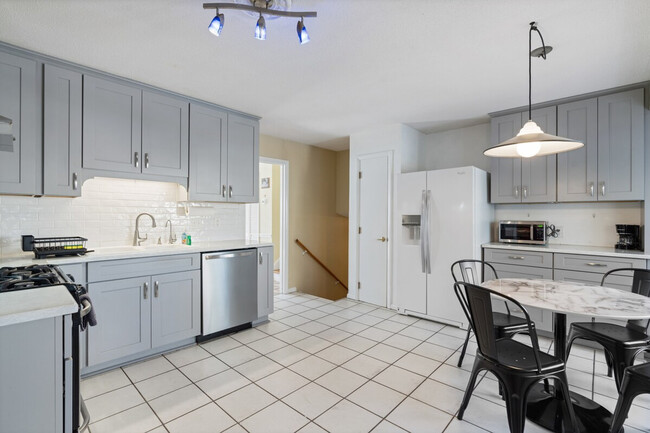 Building Photo - 710 SE Maynard Rd