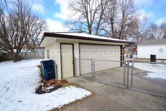 Building Photo - 3 Bedroom Ranch in Urbandale