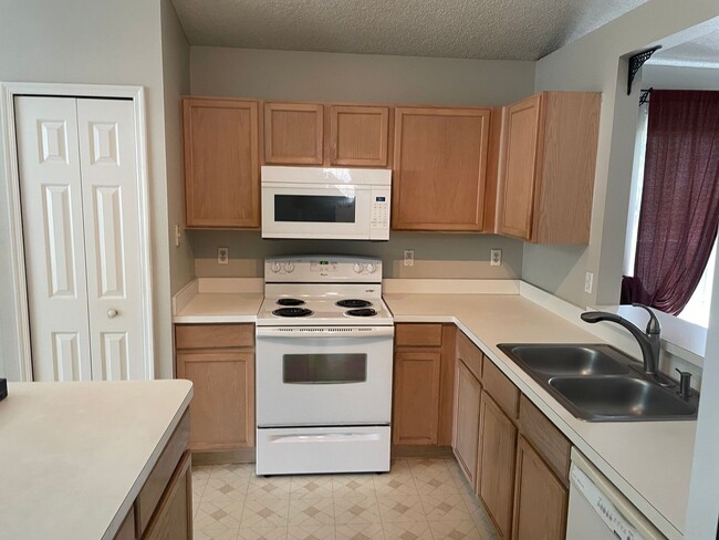 Building Photo - 3-bedroom, 2-bath home features a 2-car garage