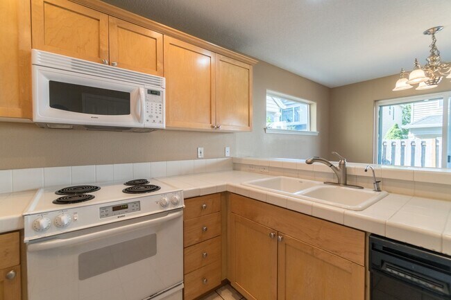 Building Photo - Beautiful Bethany 3 Bedroom Near Parks & Schools!