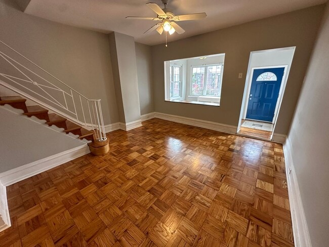Building Photo - Experience comfort in three large, light-f...