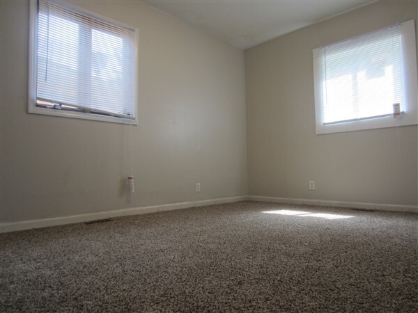 Building Photo - Well-Maintained 3-Bedroom Beauty!