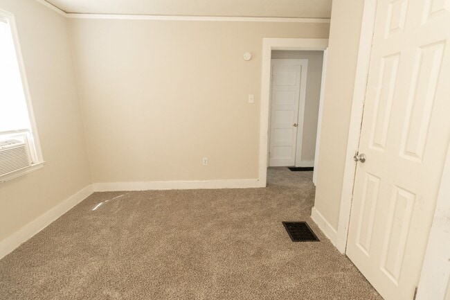 Building Photo - Downtown house off Hitt St!