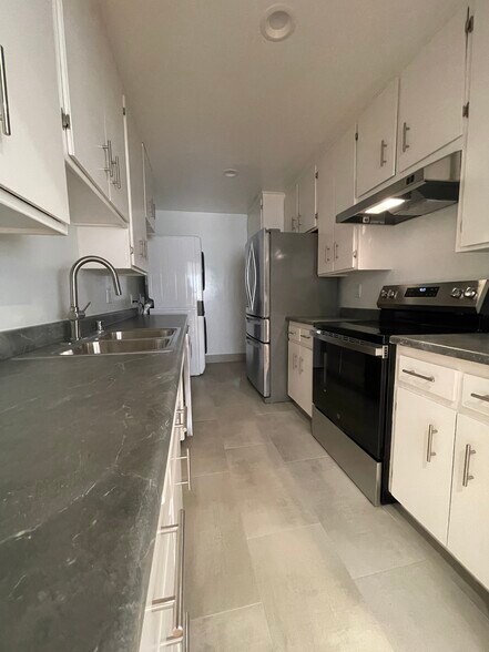 Building Photo - 700 Westmount Dr