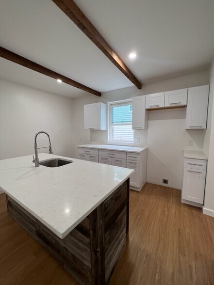 Building Photo - 206 S Chestnut St