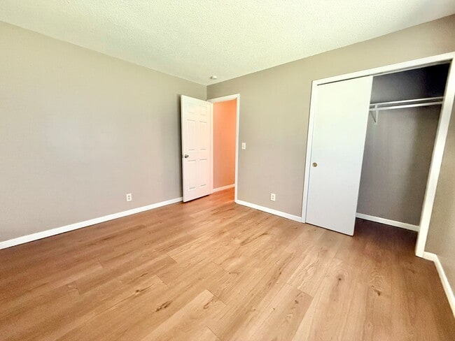 Building Photo - 916 Brentwood Dr