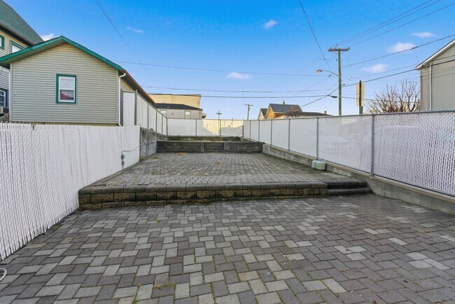 Building Photo - 320 Clarendon St