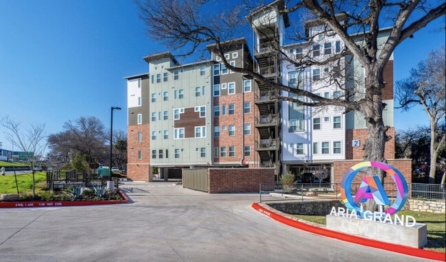 Building Photo - 1800 S I-35 Frontage Rd