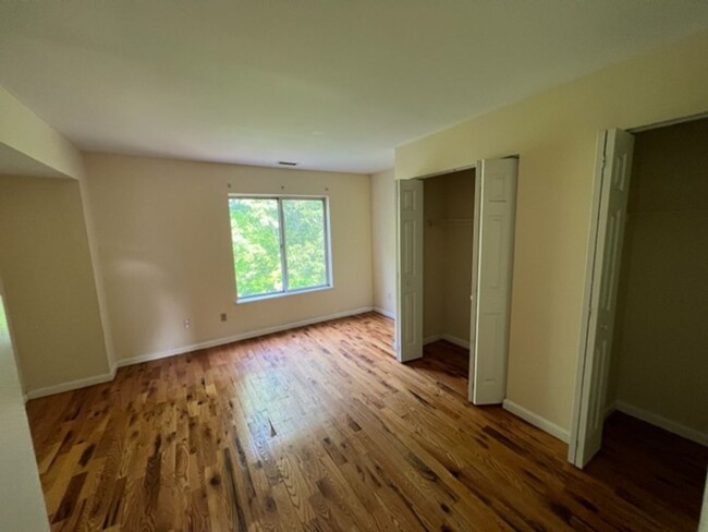 Building Photo - Distinguished 2-Bed Townhouse w/ In-Unit L...