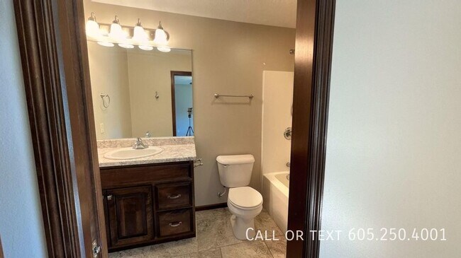 Building Photo - Spacious 4 Bedroom 3 Bathroom home with Va...
