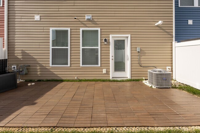 Building Photo - 317 Stream Valley Ct