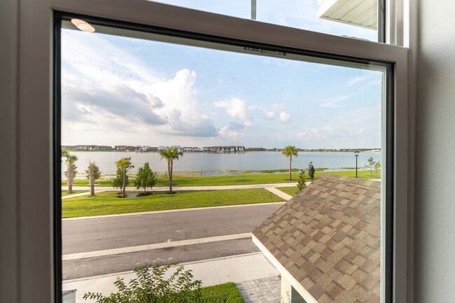 Building Photo - Beautiful Modern Town Home with Water Fron...