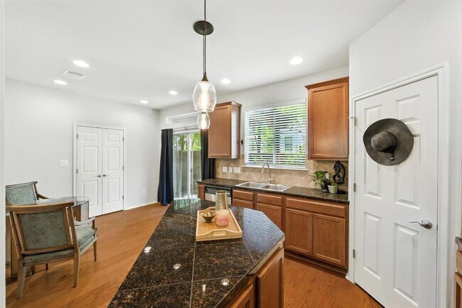 Building Photo - 512 Eberhart Ln