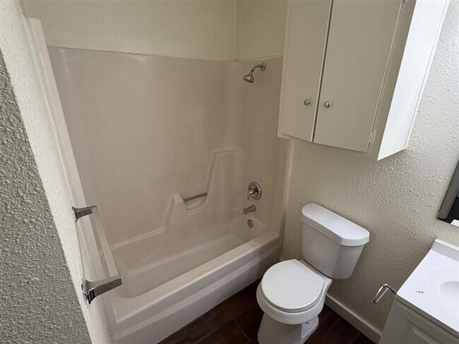 Building Photo - SPACIOUS 3/2.5 TOWN HOME