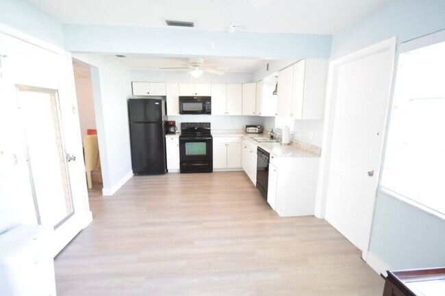 Building Photo - FULLY FURNISHED Condo For Rent in Pinellas...