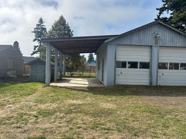 Building Photo - Charming 3 Bedroom Home