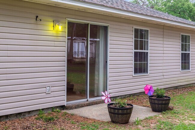 Building Photo - 5163 Jolene Cir