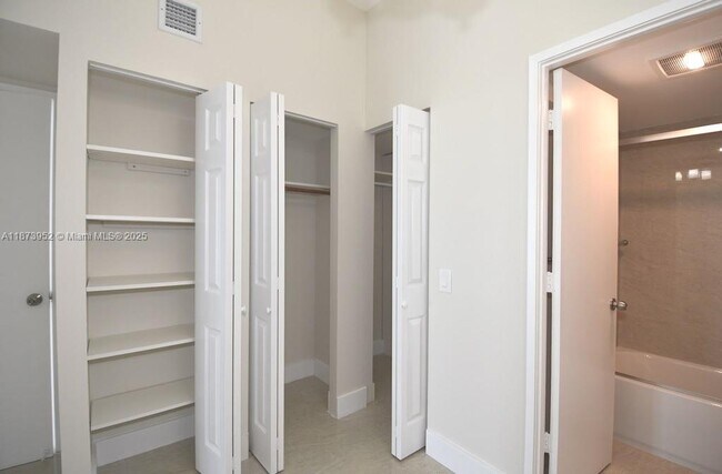 Building Photo - 3701 N Country Club Dr