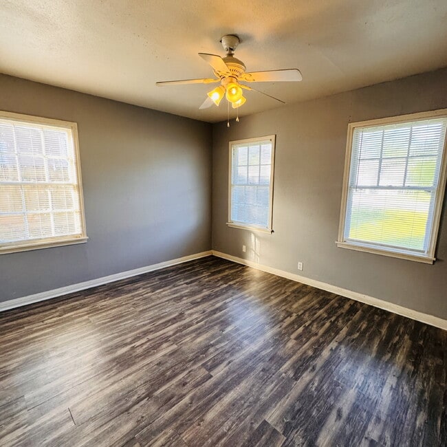 Building Photo - 2 Bedroom | 1 Bathroom Single Family Home located in the North end of Beaumont, TX is waiting for...