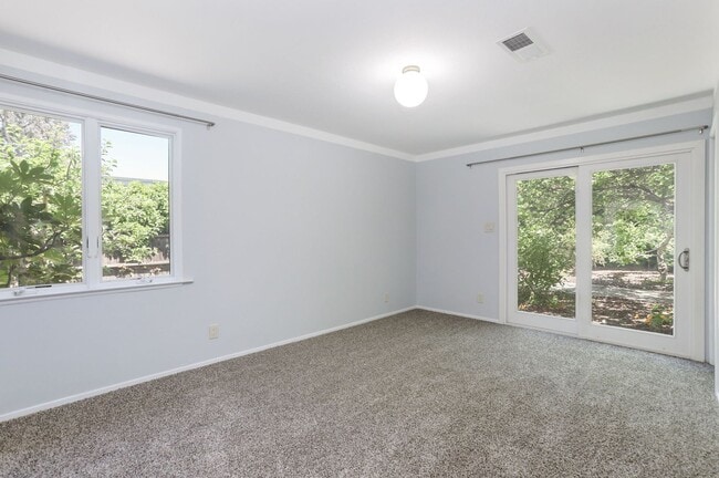 Building Photo - 4 Bed / 2 Bath Welcoming Midtown Palo Alto...