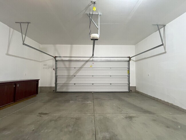 Building Photo - Modern 4-Bedroom End Unit with Community A...
