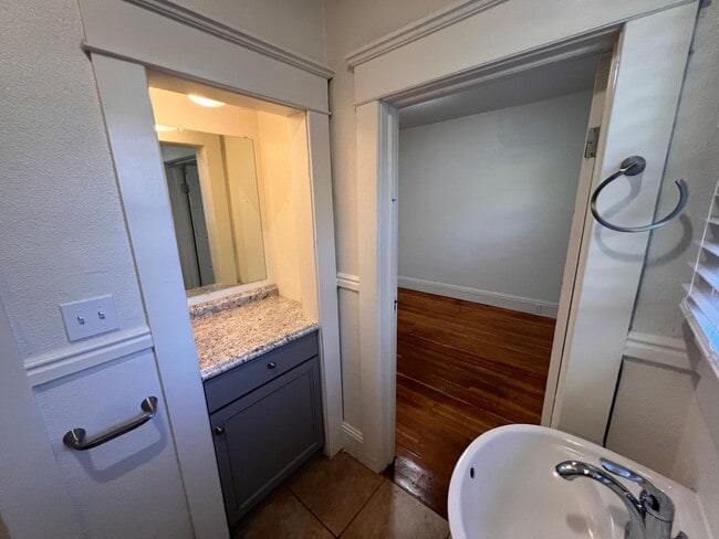 Building Photo - 5BD/2BA Gorgeous Vintage Home