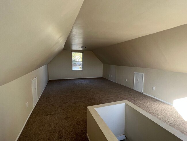 Building Photo - 3 bedrooms 1 bathroom for rent