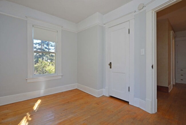Building Photo - Beautiful 3-Bed 2-Bath Home Available In N...