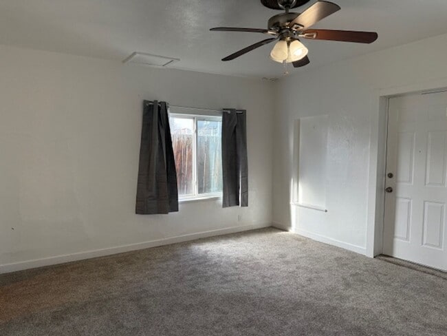 Building Photo - One Bedroom House Near Empower Field - Move In Ready!